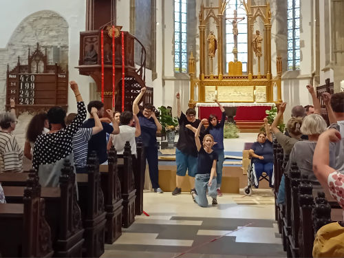 Menschen in einer Kirche